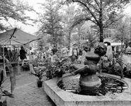 59401 Gezicht op de bloemenmarkt op het Janskerkhof te Utrecht, met op de voorgrond de fontein met het beeld Jonge Bacchus.